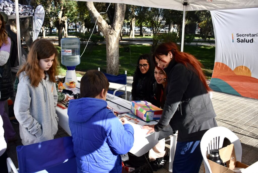El Municipio de Trelew celebró el Día de la Sanidad con una jornada de promoción y prevención en la Plaza Independencia