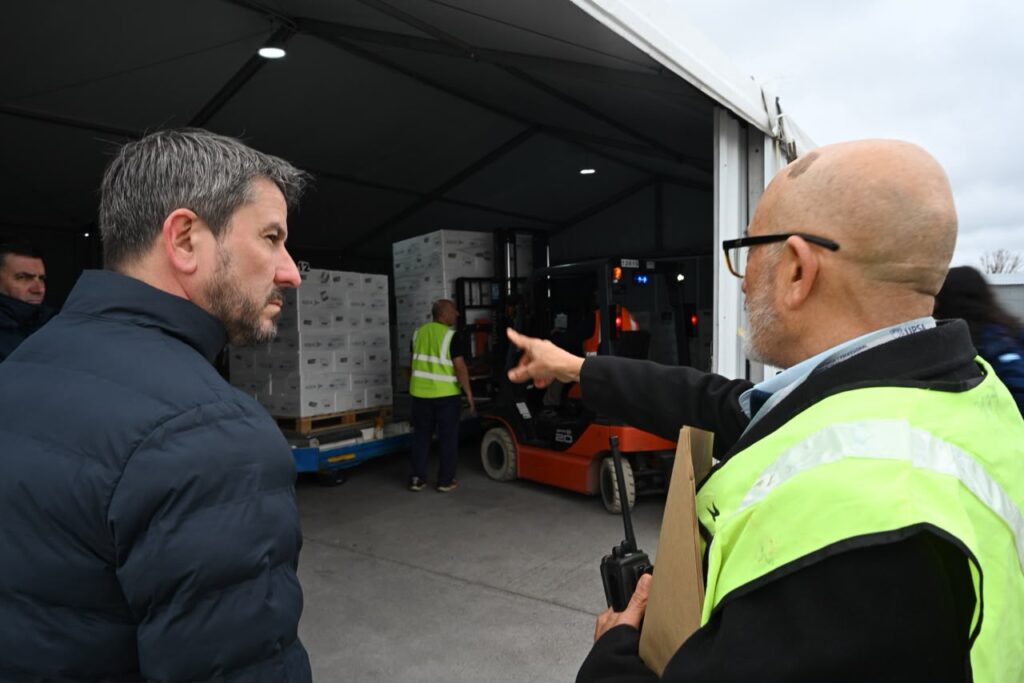 Trelew exporta por primera vez desde su aeropuerto y proyecta tres vuelos semanales, consolidando a la ciudad como nodo logístico y productivo