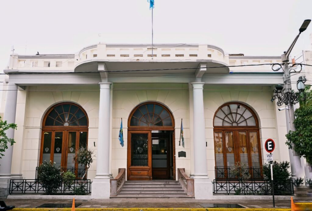 La Municipalidad de Trelew comienza con los trabajos de cordones cuneta sobre calle Ecuador