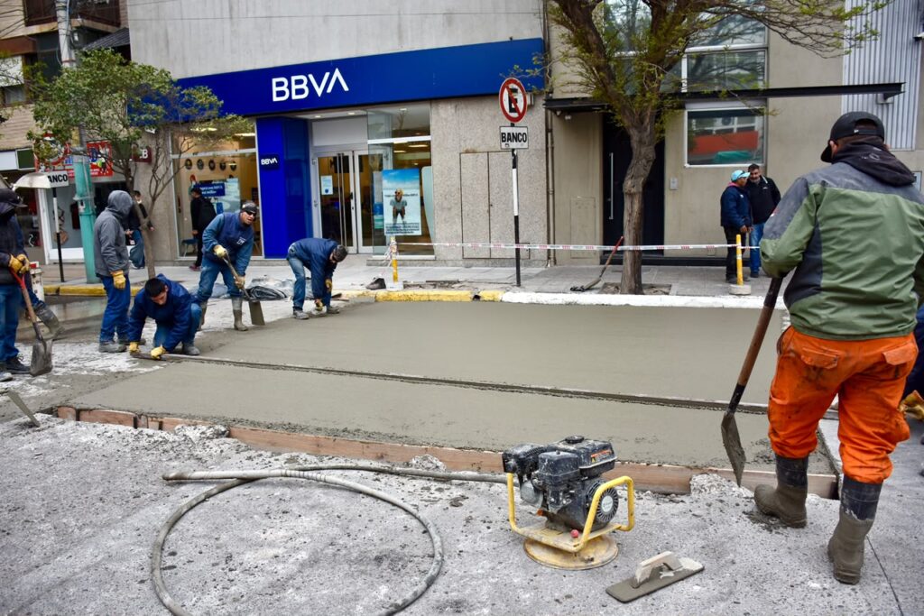 La Municipalidad realiza nuevas reparaciones de hormigón que mejoran la circulación en el barrio «Raúl  Alfonsín»