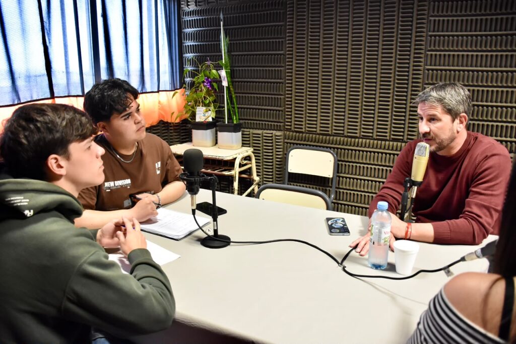 Estudiantes de la Escuela Nº7721 invitaron al intendente Merino a hablar sobre Trelew