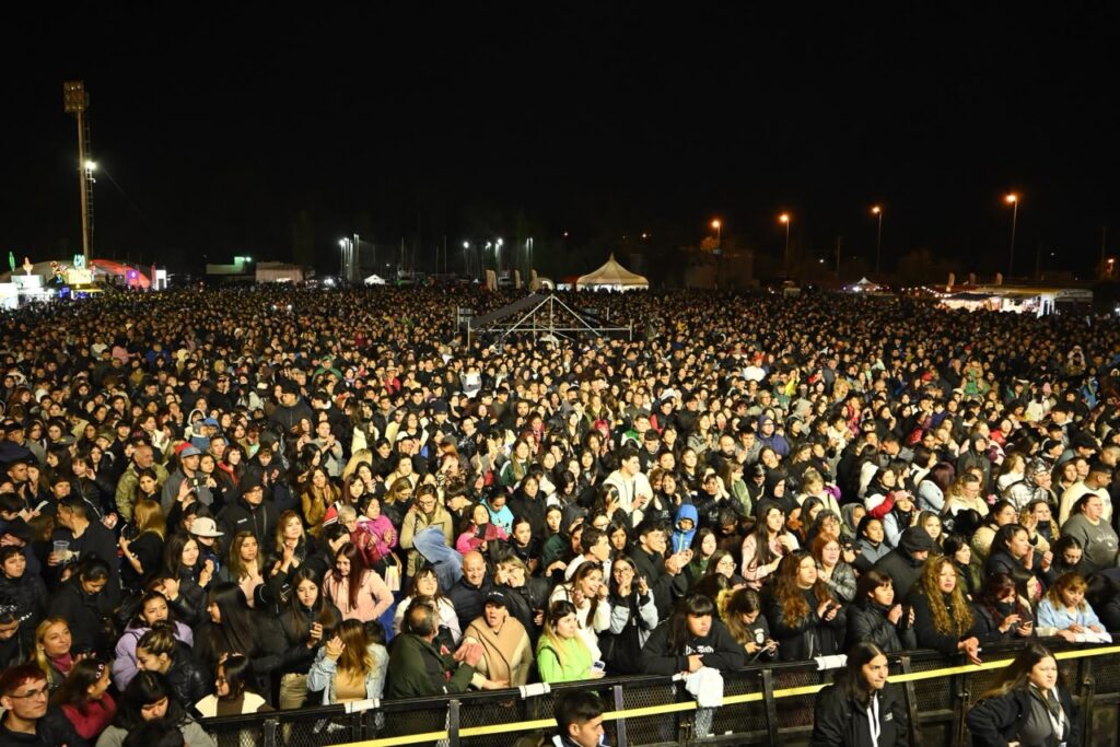 Más de 30 mil personas celebraron los 140 años de Trelew con una multitudinaria Fiesta del Pingüino y el Telebingo Solidario Deportivo